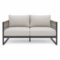 Szara sofa ogrodowa z aluminiową ramą i poduszkami