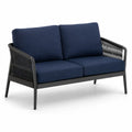 Dwuosobowa sofa ogrodowa z aluminiową ramą i granatowymi poduszkami